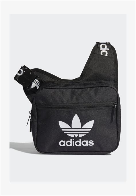 axelremsväska adidas